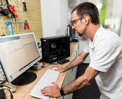 IT-Experte überprüft PC über eine Fernwartung.