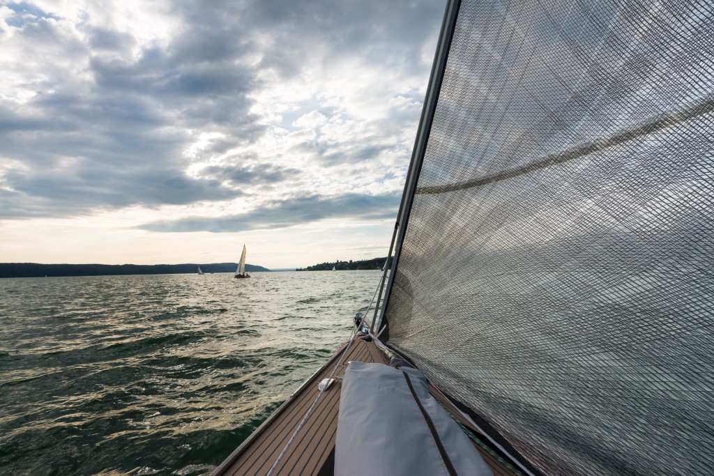 Segelboot steuert bereits seinen Kurs auf dem Bodensee.