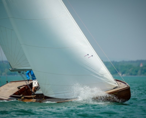 Klassisches Segelboot während einer Regatta auf dem Bodensee.