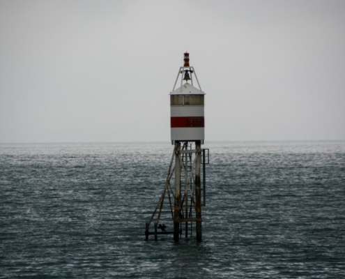 Leuchtturm am Bodensee bei bewölktem Wetter.